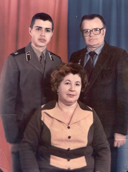 М.Братан із сином Віктором і дружиною Раїсою. Грудень 1984 р.