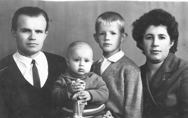 Микола Братан, дружина Раїса з синами Сергієм і Віктором. 1967 р
