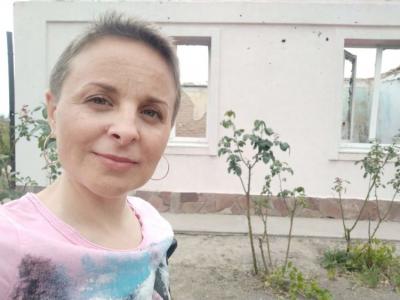 Тетяна Гладиш на фоні свого зруйнованого будинку (c. Посад-Покровське Херсонського р-ну, 2023)