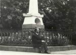 М.А. Ємельянов біля могили    О. Пушкіна у с. Михайлівському Псковської області. 1970 р.