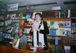 В краєзнавчому відділі ХОУНБ під час презентації альманаху "Таврія поетична". 2006 р.