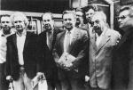 <p>Олесь Гончар з групою письменників м. Дніпропетровська. 1984 р.</p>