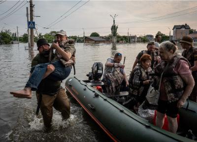 Евакуація людей з мкр Корабел. Херсон, 8 червня 2023 р./Фото Патрика Ярача