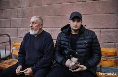 Андрій Бакун із своїм батьком Валерієм, який теж допомагав збирати тіла загиблих тероборонівців. Фото: Олександр Хоменко. Соціально-політичне медіа «Hromadske»