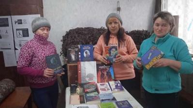 Співробітники Петропавлівської бібліотеки Бериславського району з книжковими подарунками