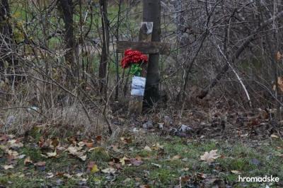 Саморобний хрест із квітами, покладений у Бузковому парку Херсона на місці загибелі тероборонівців Олександр Хоменко / hromadske