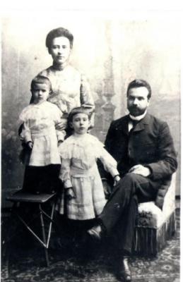 М.Ф.Чернявський з дружиною та доньками (1900 р.)
