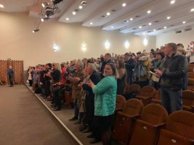 Зал аплодує після вистави "Баба Пріся" (Одеса,12.03.2019)
