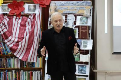 Віктор Гурба під час культурно-мистецького заходу до дня народження Лесі Українки, м. Херсон, 25.02.2025 р. Фото: інформ. інтернет-вид. «Суспільне Херсон». Олександр Корняков