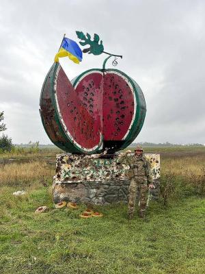 Боєць-визволитель з найбільшим пам’ятним знаком кавуну. Фото: вебсайт «Газета "Металург"»