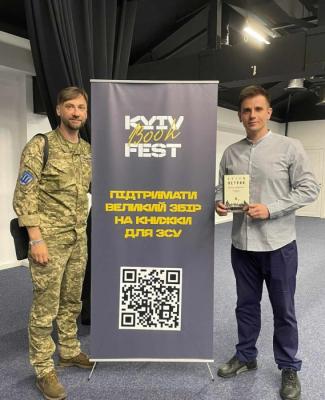 Артем Петрик з військовим капеланом Падре (Сергієм Дмитрієвим). Фото: онлайн-видання «Район. Херсон»