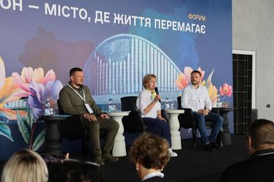 Разом з Олександром Прокудіним, головою Херсонської ОВА та Віталієм Бєлобровим, заступником Херсонського міського голови. Офіційне відкриття форуму «Херсон – місто, де життя перемагає», 22 вересня 2024 р. Фото з Facebook-сторінки Лариси Польської