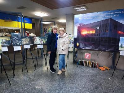 Разом з Надією Коротун, директоркою ХОУНБ імені Олеся Гончара, 9 листопада 2024 р. Фото з Facebook-сторінки Лариси Польської