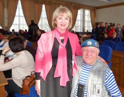 Разом з волонтером Григорієм Янченком. На сесії Херсонської міської ради, 3 липня 2025 р. Фото з Facebook-сторінки Лариси Польської