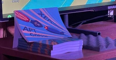 Поетична збірка «Херсонщина. Арт-спротив», 29 квітня 2023 р. Фото: Суспільне Херсон