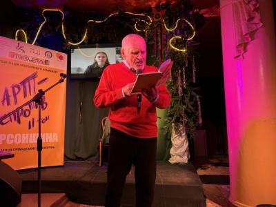 Поет Валерій Кулик читає свої вірші, м. Херсон, 21 грудня 2024 р. Фото: інформ. інтернет-вид. «Суспільне Херсон»