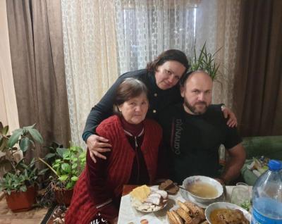 Микола з мамою та сестрою