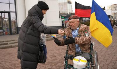 Хмельничанка дарує Дяді Гриші подарунок, 21 січня 2025 р., м. Хмельницький. Фото: інформаційне інтернет-видання «Суспільне Хмельницький»