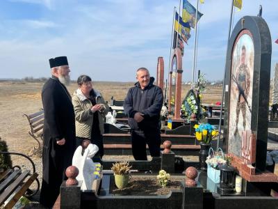 На могилі Захисника