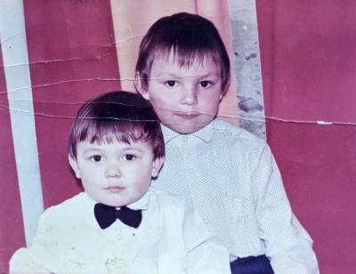 Сергій (ліворуч) з братом Юрієм. Фото: онлайн-журнал «Свої. City»