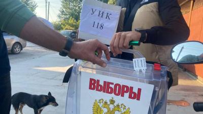Урна для "голосування", яку носять вулицями тимчасово окупованої Голої Пристані (5 вересня 2022 року)
