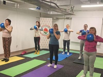 Спортивне заняття в освітньо-тренінговому центрі «Своє». Фото: вебсайт «Суспільне Херсон»
