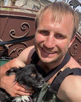 Волонтер із врятованим собакою. Фото: інформаційний портал «РБК-Україна»