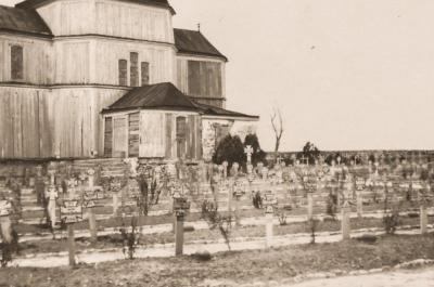 Німецьке кладовище біля Свято-Введенської (Воскресенської) церкви, м. Берислав, 1942 р. Фото: вебсайт «Українське Бароко»