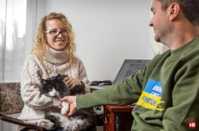Ірина Саліхова разом з чоловіком та котом Саймоном. Автор: Наталія Кравчук. Фото: медіахолдинг «NV»