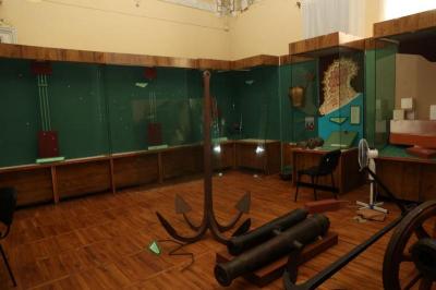 Розграбована зала Херсонського краєзнавчого музею, присвячена заснуванню міста Херсон