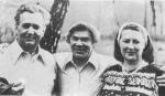 <p>Олесь Гончар, Олексій Коломиєць і Валентина Гончар. Дубулти, Латвія, 1976 р.</p>
