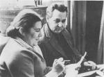 <p>Олесь Гончар і Ізіда Новосельцева вичитують переклад роману "Тронка". 1963 р.</p>