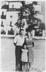 <p>Олесь Гончар з дружиною Валентиною і донькою Людмилою біля Троїцького собору в Новомосковську. 1954 р.</p>