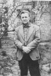 <p>Олесь Гончар біля свого дачного будинку в Кончі-Озерній. 1989 р. Фото Валентини Гончар.</p>