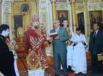 Губернатор Юрченко А.П.  передає храмові церковні фоліанти, які раніше зберігалися у художньому музеї.