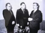 <p>М.І. Братан та робітник Херсонського порту А.Г. Степашко під час вручення депутатського мандату О.Т. Гончару. Берез. 1984 р.</p>