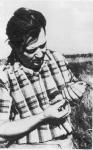 <p>Олесь Гончар кільцює птаха. Херсонщина. 1960-ті рр.</p>