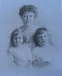 Віра Миколаївна Фальц-Фейн (Єпанчина) з дітьми – п’ятирічним Едуардом та його сестрою Таісією. 1917 р.