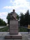 <p>
	Пам'ятник Шевченкові у місті Гола Пристань.</p>