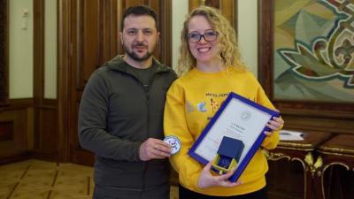 Вручення відзнаки "Золоте серце" волонтерській команді "Котики-патріотики", засновником якої є Ірина Саліхова
