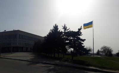 Рідна Гончарівка під українським прапором в окупованому місті. Фото - 1 квітня 2022 року (автор фото - Оксана Токовило)